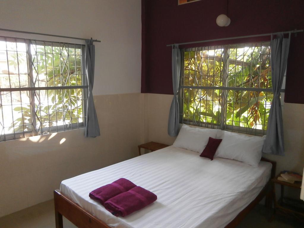 Bandini'S Hotell Kampot Rum bild